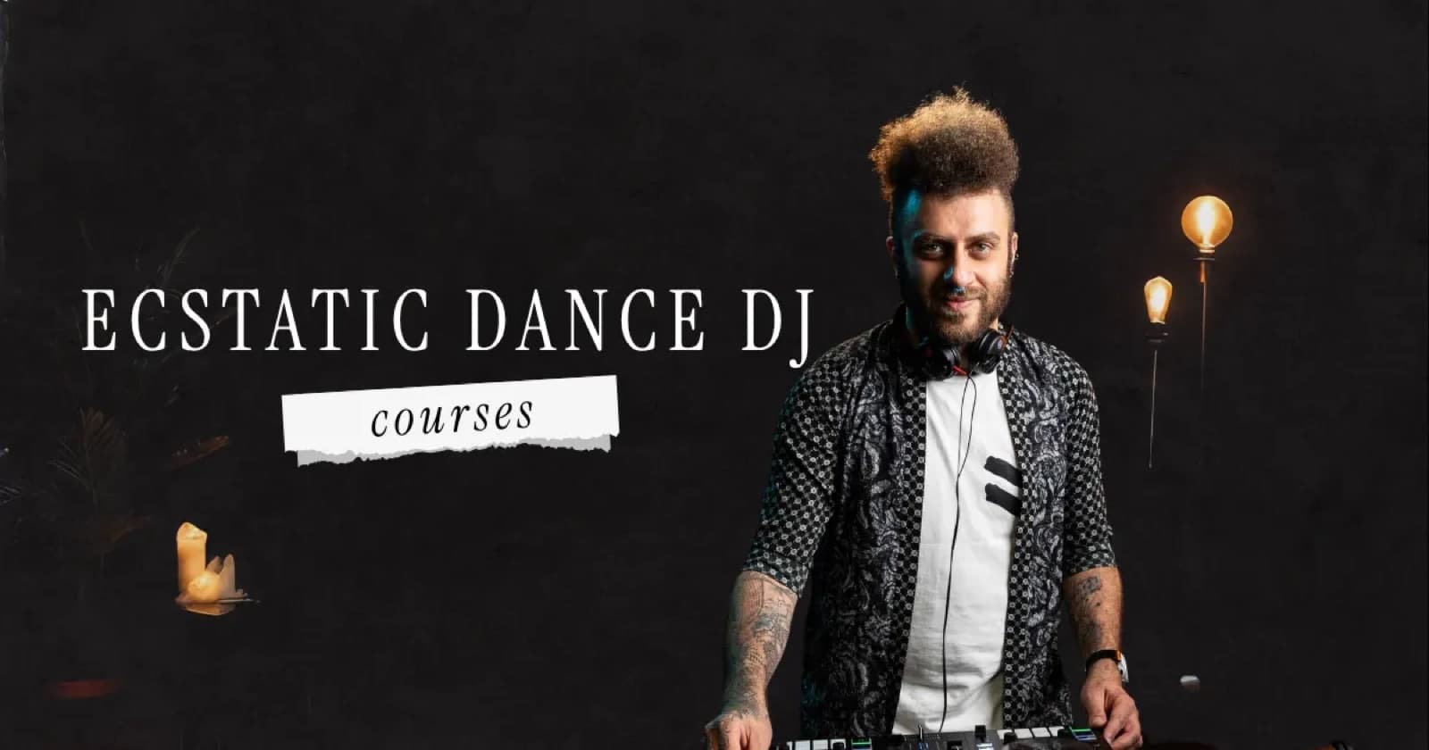 Banner van Ecstatic Dance DJ courses met een DJ achter de decks