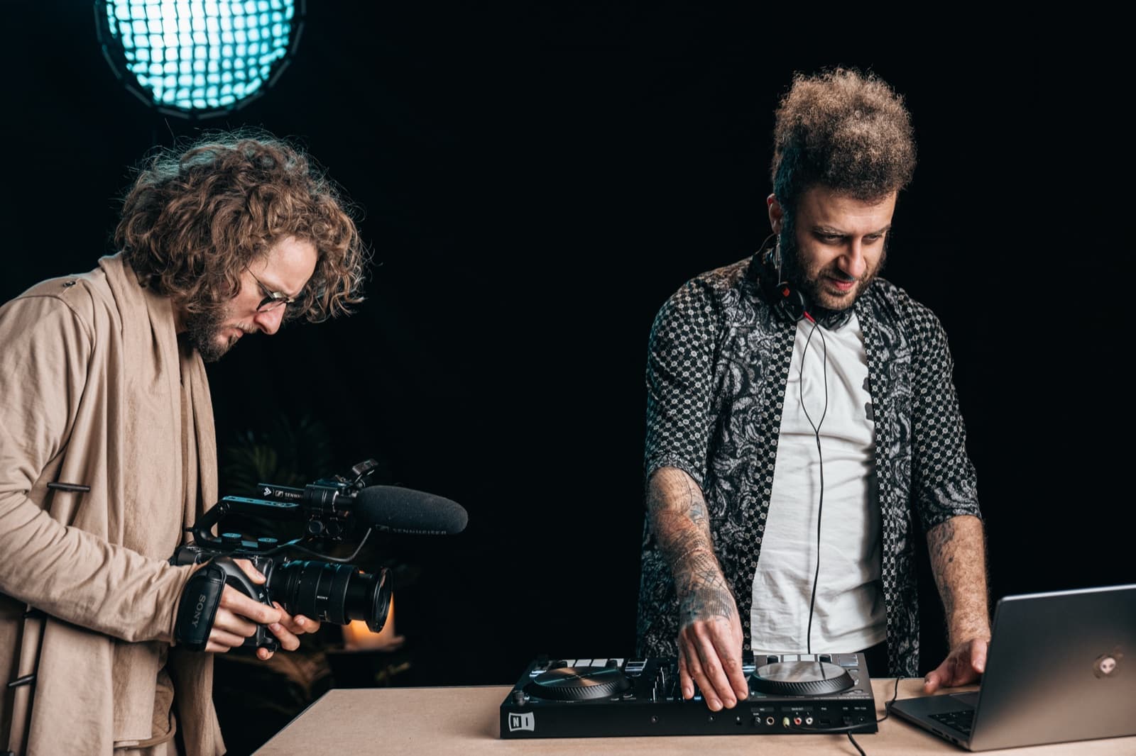 Jonathan filmt DJ Navid achter de decks in de studio