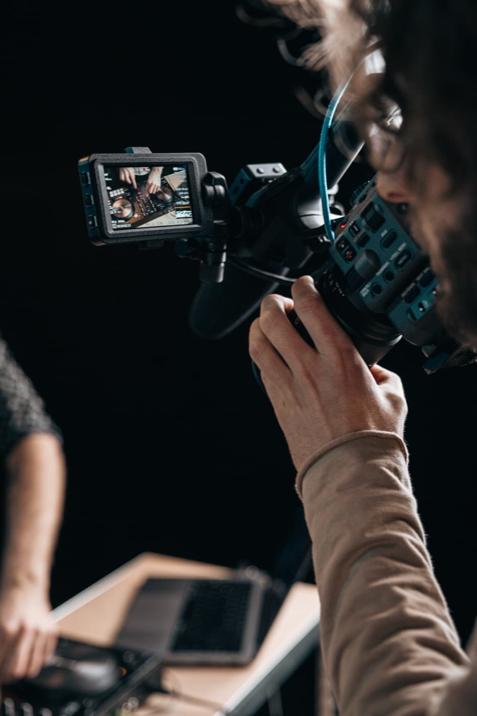 Het camerascherm met DJ Navid in beeld