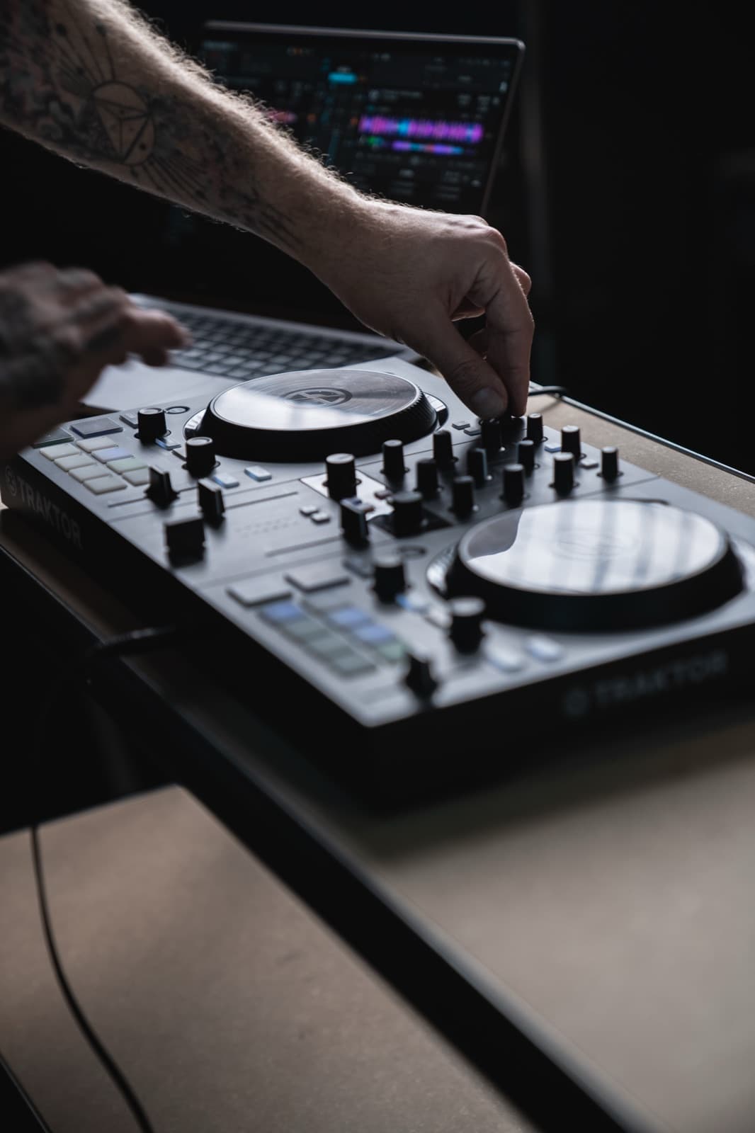 Handen op een Traktor-controller