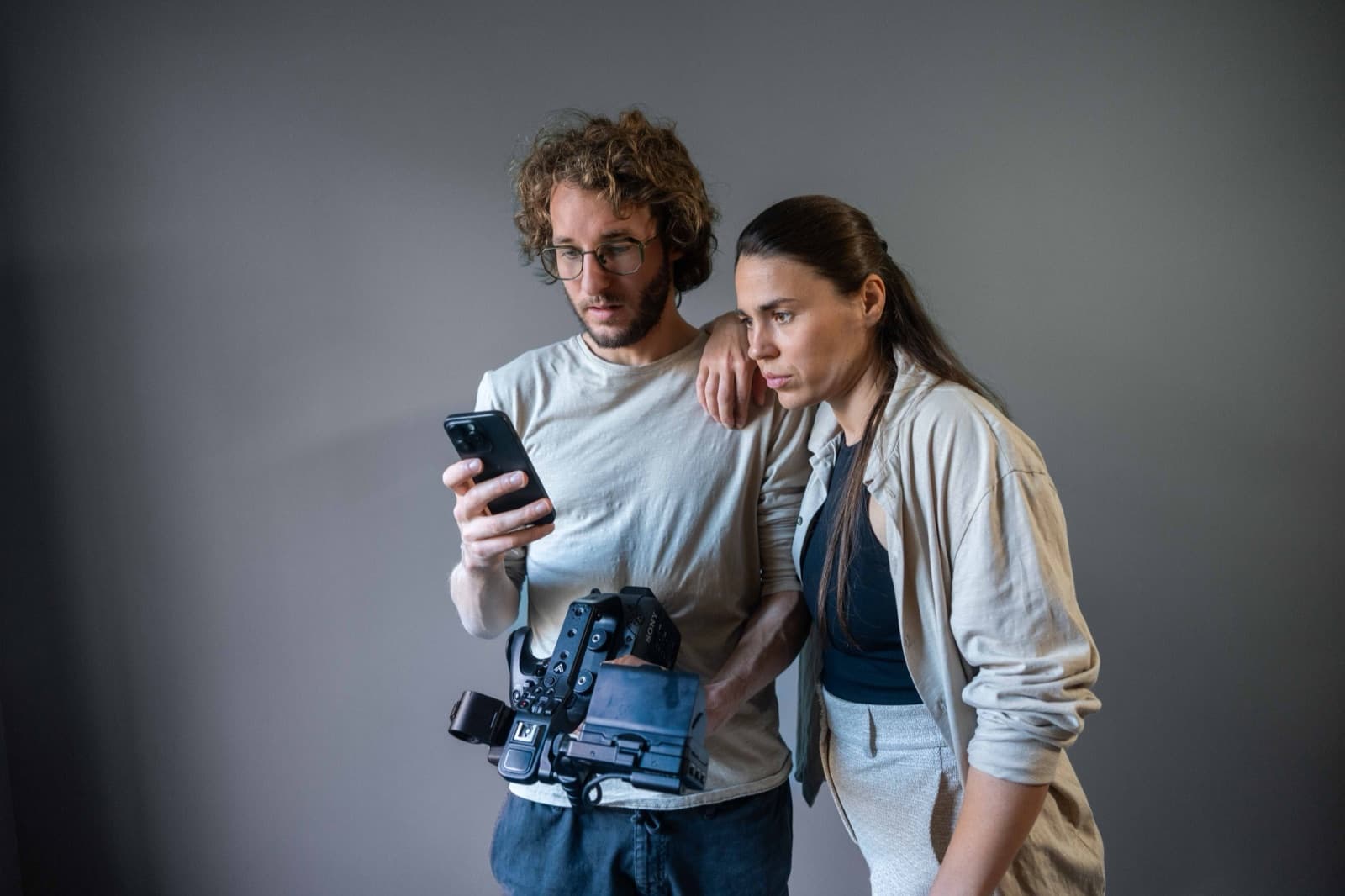Jonathan en Nicole bekijken een opname op de gimbal