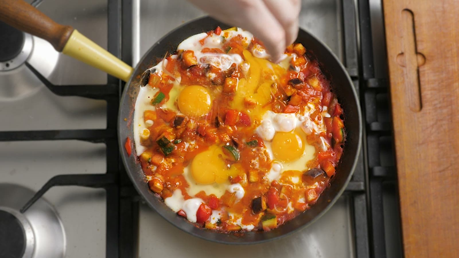 Shakshuka in de pan, uit de receptfilm