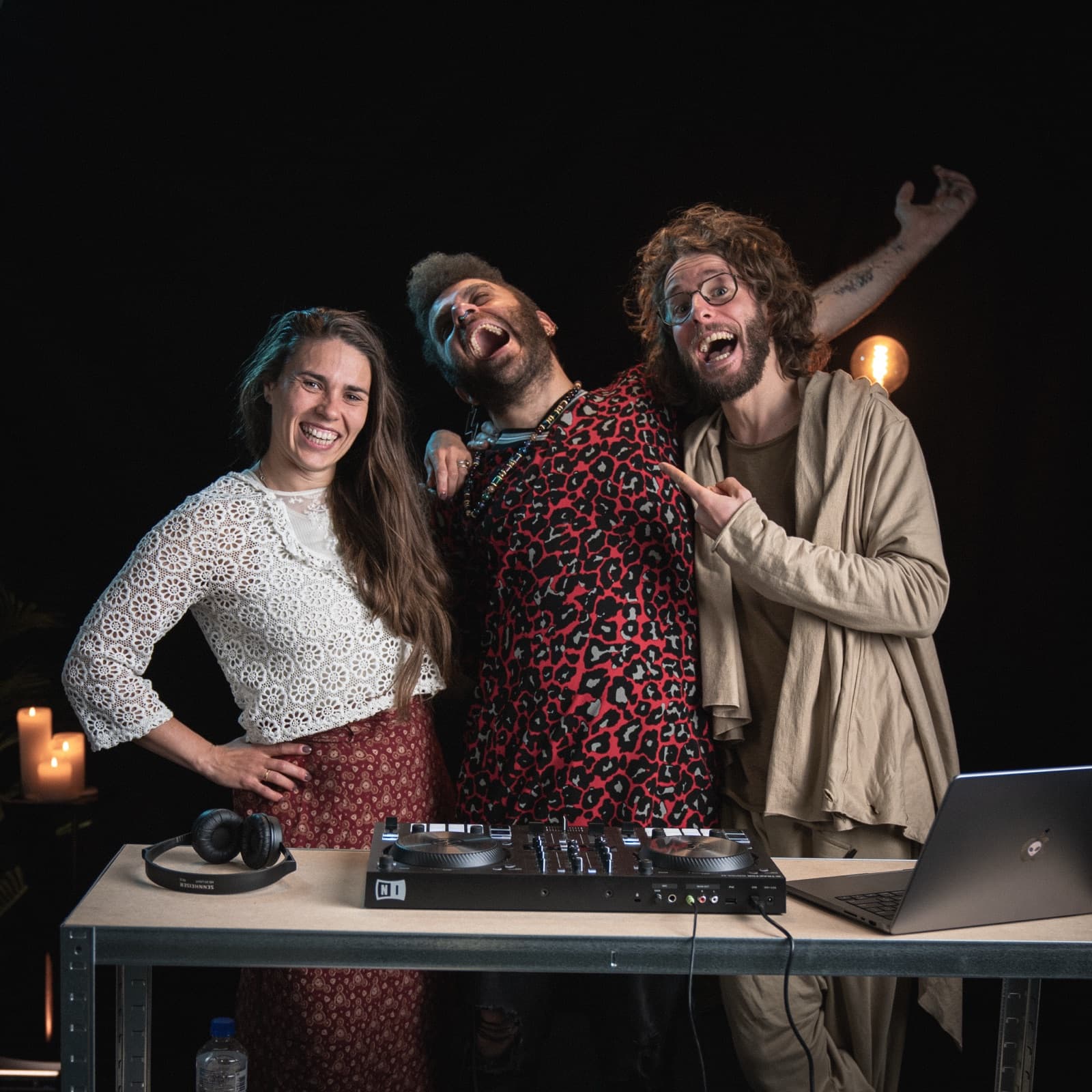 Nicole, DJ Navid en Jonathan in de studio