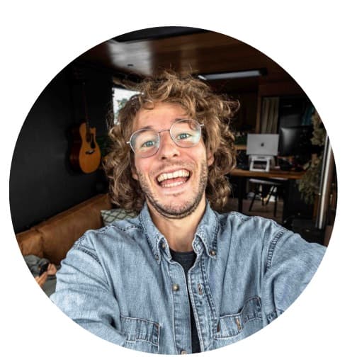 Selfie van Jonathan in zijn zelfgebouwde truck